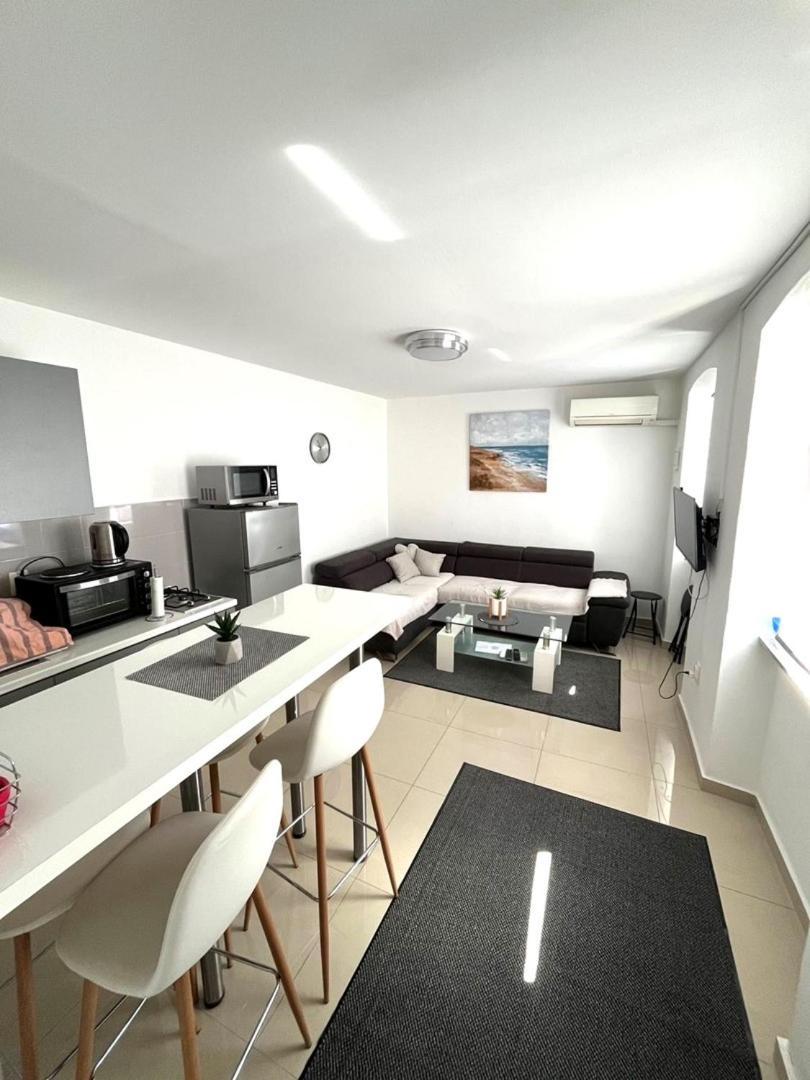 City Centre Apartment With Terrace 2 Pula Exterior photo